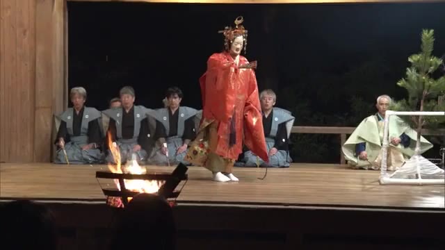 かがり火照らす幽玄な舞　新潟・佐渡市で今年初の薪能「とても荘厳で良かった」