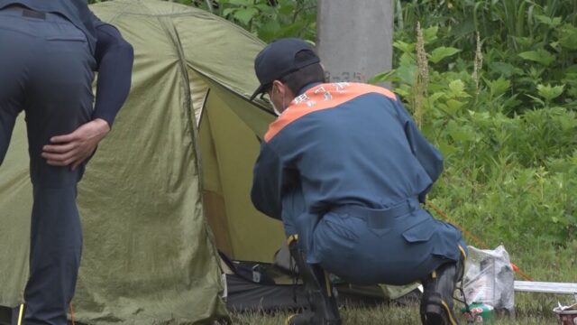 登山口には男性のものとみられるテントが