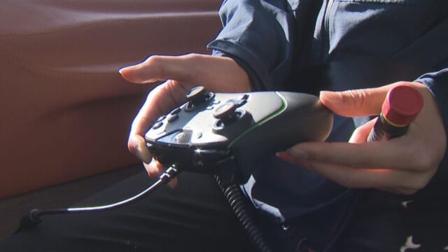 手動運転に切り替えるコントローラー